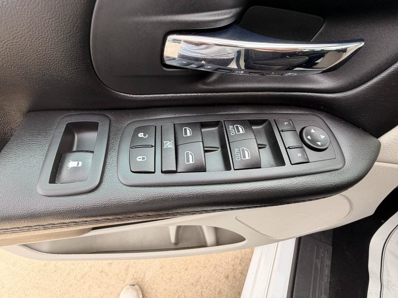 Used 2020 Dodge Grand Caravan SE w/ Rear Park Assist Package FWD image 12