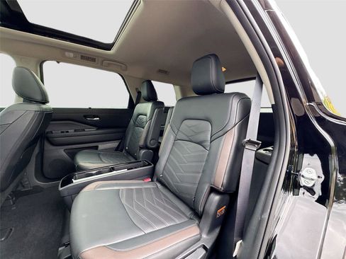 Used 2024 Nissan Pathfinder Platinum image 23