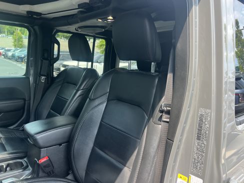 Used 2019 Jeep Wrangler Unlimited Sahara AWD/4WD image 17