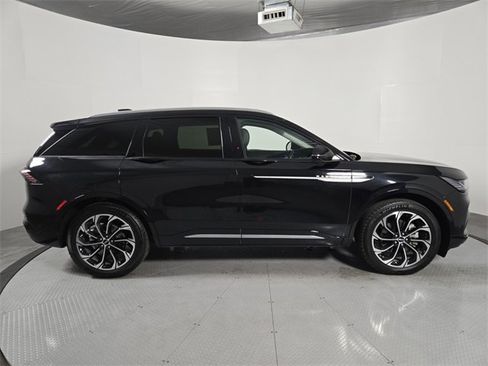 Certified 2024 Lincoln Nautilus Reserve image 3