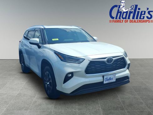 Used 2021 Toyota Highlander XLE AWD/4WD image 3
