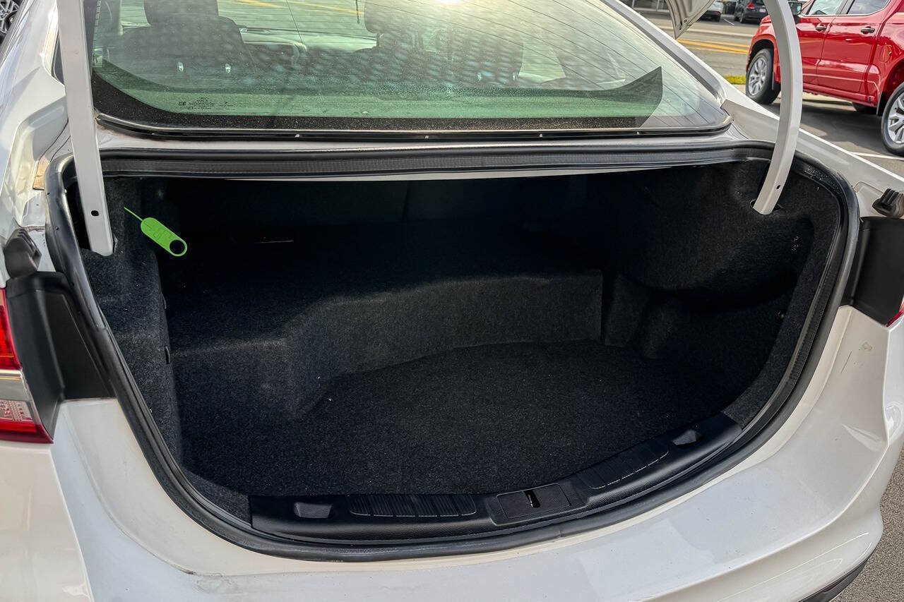 Used 2018 Ford Fusion SE FWD image 18