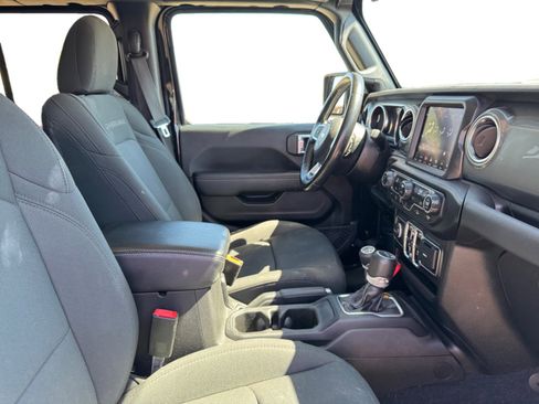 Used 2021 Jeep Gladiator Overland AWD/4WD image 17