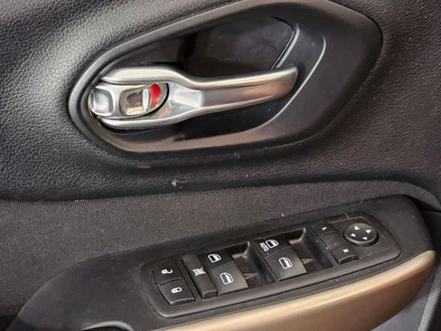 Used 2017 Jeep Cherokee Sport FWD image 18
