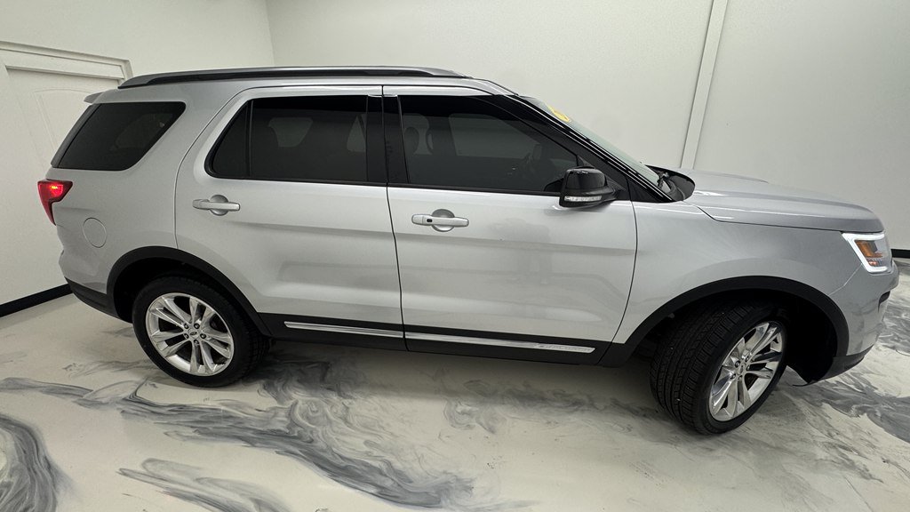 Used 2018 Ford Explorer XLT w/ Equipment Group 202A AWD/4WD image 11