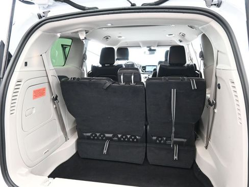 Used 2023 Chrysler Pacifica Touring-L image 11
