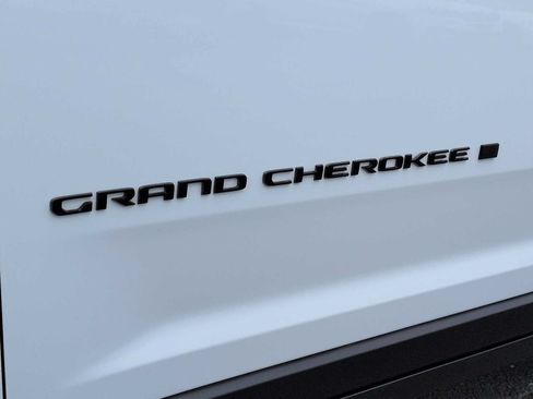 Used 2023 Jeep Grand Cherokee Altitude AWD/4WD image 13