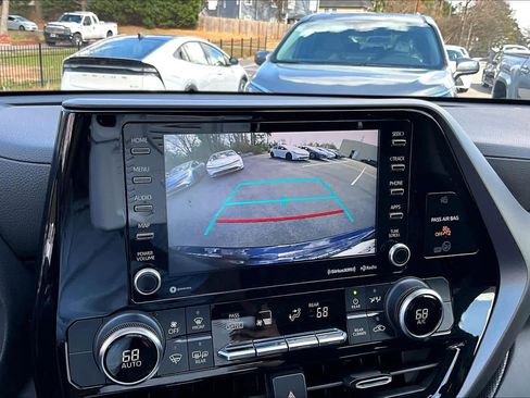 Used 2021 Toyota Highlander LE image 27