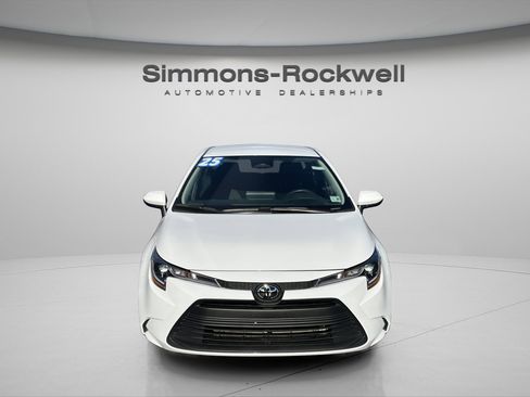 Used 2025 Toyota Corolla LE image 2