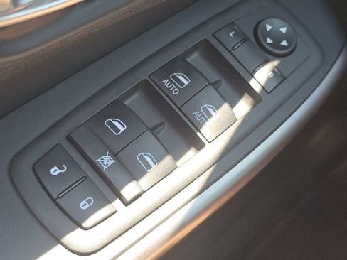 Used 2019 Jeep Cherokee Latitude Plus w/ Cold Weather Group AWD/4WD image 24