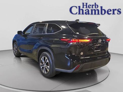 Used 2024 Toyota Highlander XLE AWD/4WD image 3