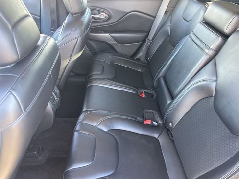 Used 2019 Jeep Cherokee Latitude Plus w/ Comfort/Convenience Group image 16