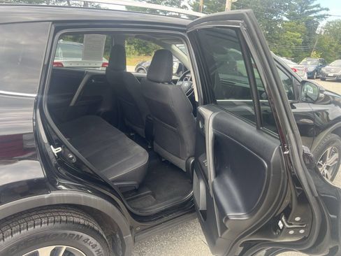 Used 2018 Toyota RAV4 XLE AWD/4WD image 12