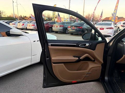 Used 2014 Porsche Cayenne AWD 4dr Manual image 19