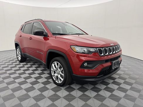 Used 2023 Jeep Compass Latitude image 2