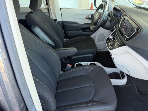Used 2023 Chrysler Voyager LX image 19