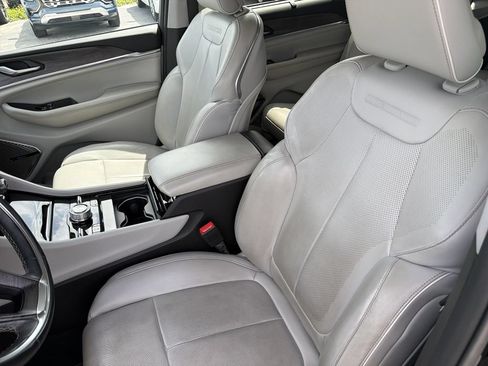 Used 2021 Jeep Grand Cherokee L Overland w/ Luxury Tech Group IV AWD/4WD image 17
