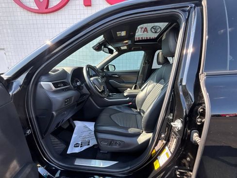 Used 2024 Toyota Highlander XSE FWD image 4