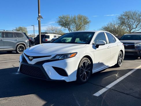 Certified 2019 Toyota Camry SE image 2