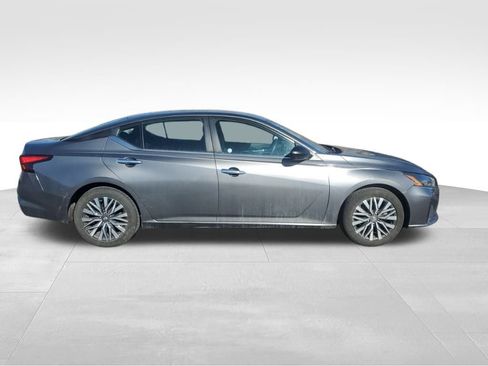 Used 2024 Nissan Altima 2.5 SV image 7