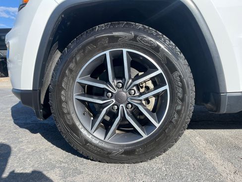 Used 2019 Jeep Grand Cherokee Laredo w/ 18" Wheel & 8.4" Radio Group image 10