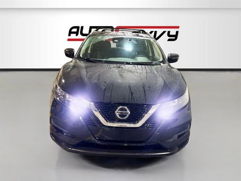 Used 2020 Nissan Rogue Sport SV image 2