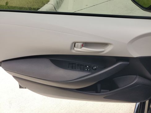 Used 2025 Toyota Corolla LE FWD image 17