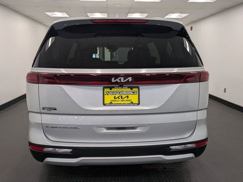 Certified 2022 Kia Carnival LX image 5
