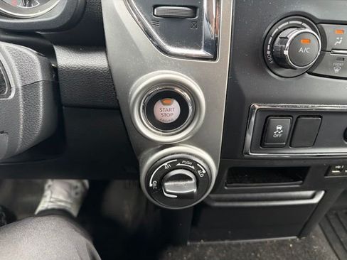 Used 2019 Nissan Titan SV AWD/4WD image 20