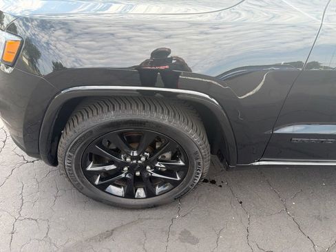 Used 2019 Jeep Grand Cherokee Altitude AWD/4WD image 9