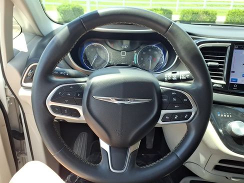 Used 2022 Chrysler Pacifica Touring-L FWD image 7