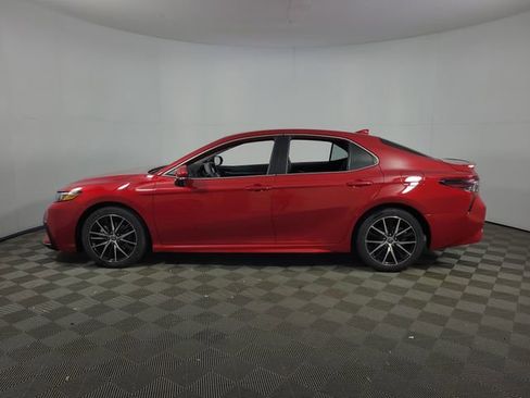 Used 2023 Toyota Camry SE image 4