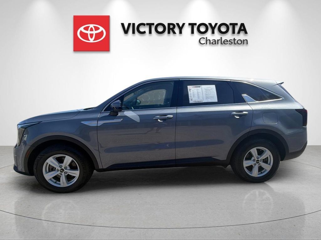Used 2024 Kia Sorento LX FWD image 2
