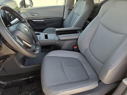 Used 2024 Toyota Sienna XLE image 21