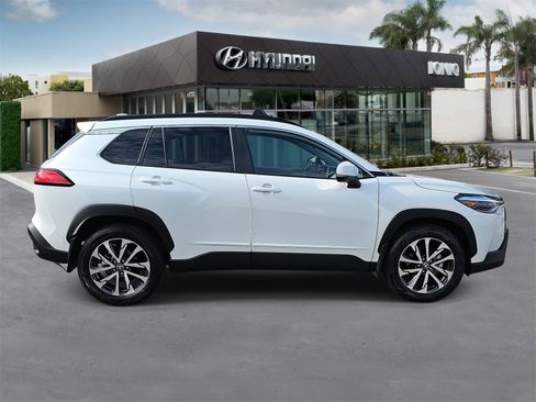 Used 2024 Toyota Corolla Cross XLE image 2