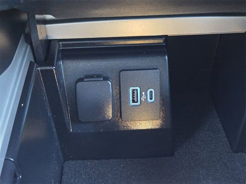 Used 2022 Ford Explorer XLT image 22