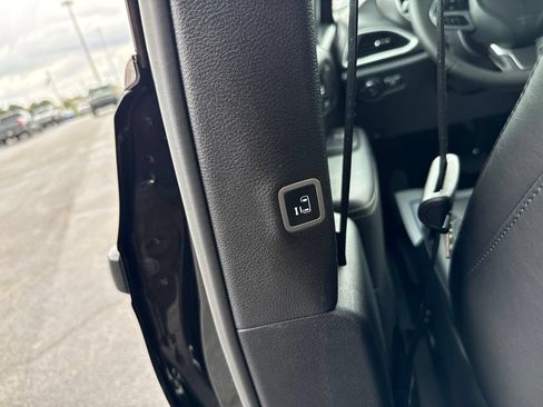 Used 2025 Chrysler Pacifica Select FWD image 29