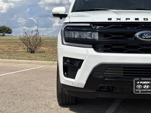 Used 2024 Ford Expedition Limited AWD/4WD image 5