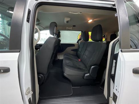 Used 2019 Dodge Grand Caravan SE FWD image 18