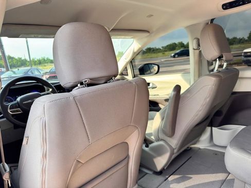 Used 2017 Chrysler Pacifica LX FWD image 15