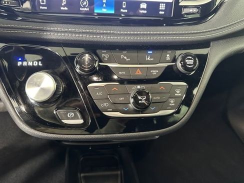 Used 2023 Chrysler Pacifica Touring-L w/ Uconnect Theater Family Group image 23