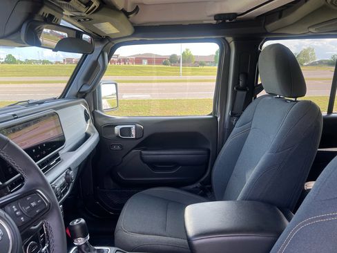 Used 2025 Jeep Wrangler Willys image 18