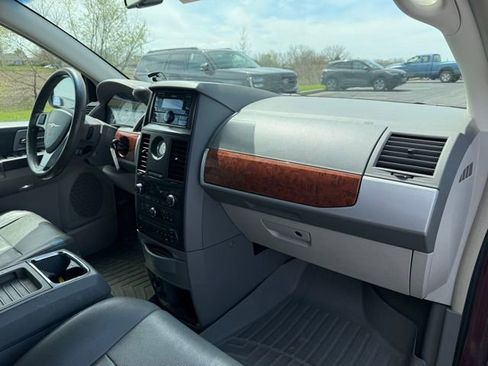 Used 2008 Chrysler Town & Country Touring image 11