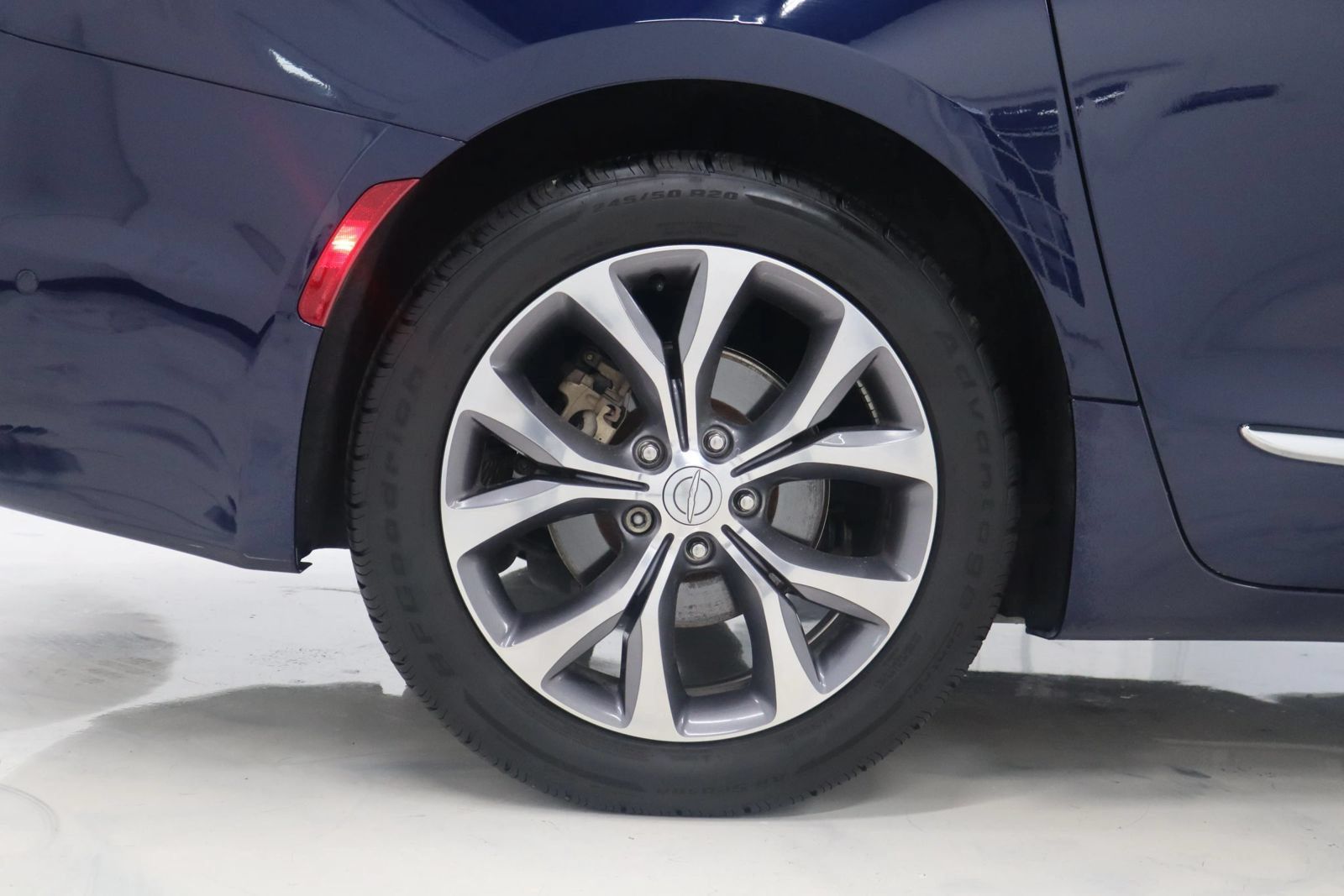 Used 2019 Chrysler Pacifica Limited w/ Tire & Wheel Group FWD image 12