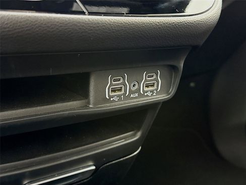 Used 2025 Chrysler Pacifica Select FWD image 44