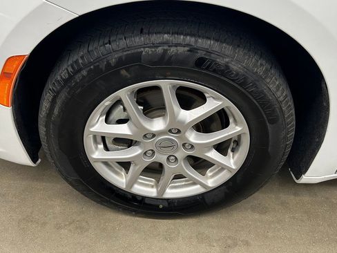 Used 2023 Chrysler Pacifica Touring-L image 9