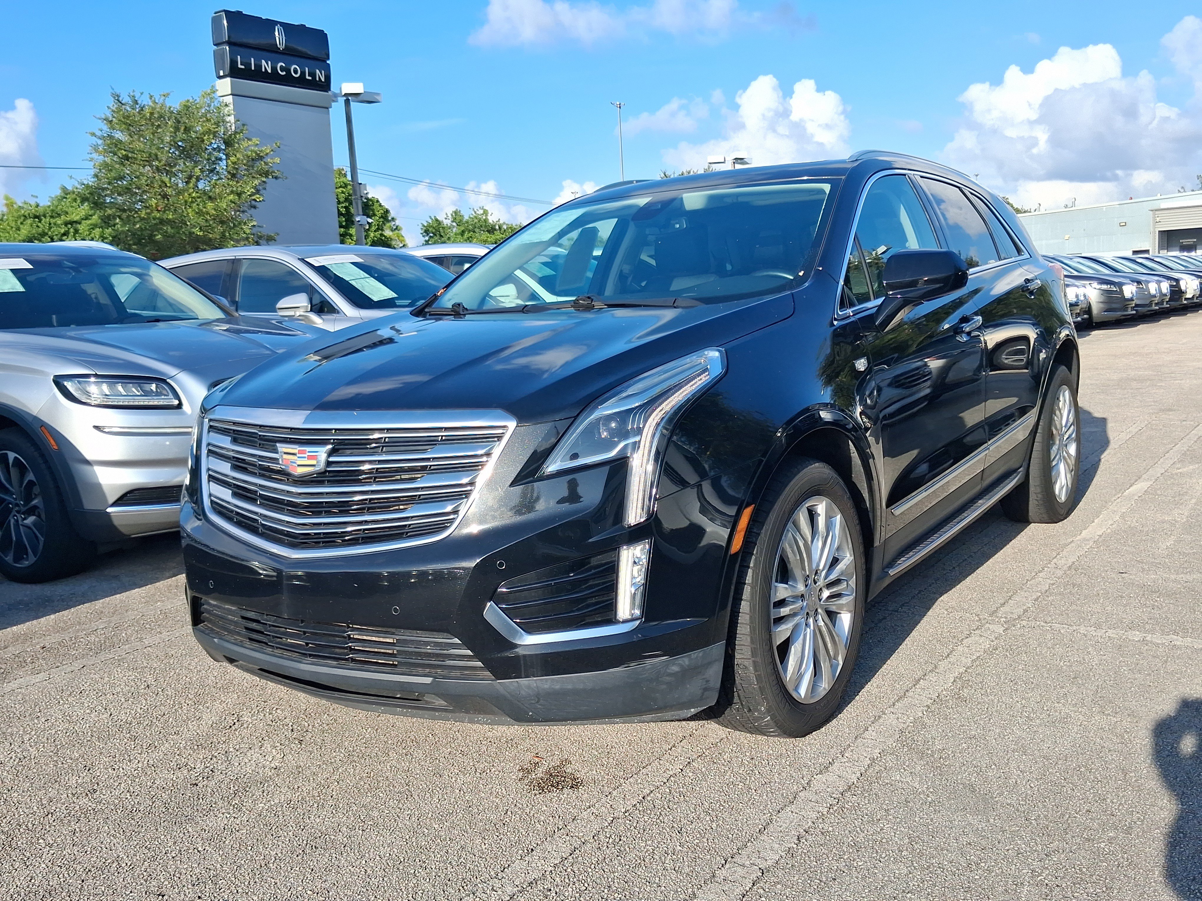 Used 2017 Cadillac XT5 Premium Luxury w/ LPO, Wheel Lock Package FWD image 2