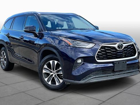 Used 2022 Toyota Highlander XLE image 2