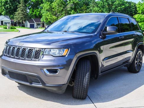 Used 2019 Jeep Grand Cherokee Laredo w/ Security & Convenience Group RWD image 3