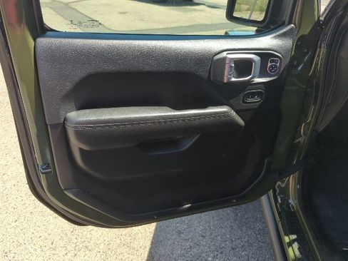 Used 2022 Jeep Wrangler Unlimited Rubicon AWD/4WD image 16
